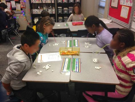 Marshmallow Straw Race  Have the kids sit around a table. Place a mug or paper coffee cup in front of each player. Scatter mini marshmallows all over the table. Give each kid a straw. Set a timer. Kids must use the straw to suck up marshmallows and drop them into their mugs. When time runs out, count the marshmallows. The player with the most wins. When the game is over, fill the mugs with hot cocoa and let them enjoy those marshmallows. School Party Games, 1st Birthday Party Games, School Christmas Party, Snowman Party, Free Games For Kids, Christmas Writing, Minute To Win, Winter Parties, Kids Christmas Party