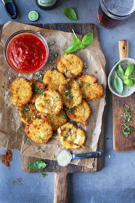 Fried Mozzarella Cheese Appetizer Fresh Mozzarella Recipe Appetizers, Aka Pearls, Fried Mozzarella Cheese, Fresh Mozzarella Recipe, Feta Bites, Recipes With Mozzarella Cheese, Cake Chorizo, Mozzarella Recipe, Fried Mozzarella