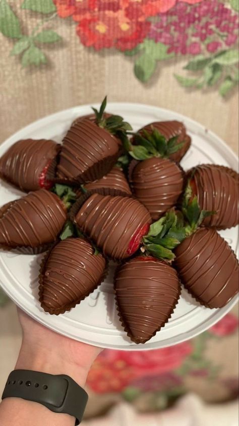 Choco Covered Strawberries, Chocolate Covered Strawberries Aesthetic, Easy Eat, Instagram Lifestyle, Healthy Food Motivation, Covered Strawberries, Food Is Fuel, Chocolate Strawberries, Chocolate Covered Strawberries