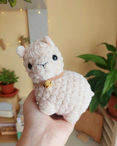 ₊˚⊹♡ baby llama ⊹ ࣪ ˖ ⤷ have I mentioned how much I love this chubby baby llama pattern, the little round stompers>>>> ⤷ I was wondering on whether or not to participate this years' #amigurumay but wow does it look like you need some good pre-planning and organisation (ᵕ—ᴗ—) ⤷ I will make sure to participate next year, hopefully I after some *big* life milestones are concluded this year, I could finally only focus on crochet alone ৻( •̀ ᗜ •́ ৻) ⤷ (free) pattern by @bunnysplush ⤷ plush ava... Amigurumi Pattern Christmas, Crocette Ideas, Llama Crochet Pattern Free, Crochet Llama Pattern Free, Crochet Plushie Free Pattern, Christmas Crochet Plushies, Crochet Christmas Amigurumi, Christmas Plushies, Llama Crochet Pattern