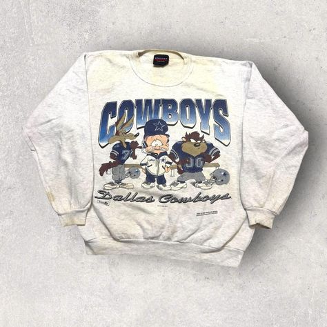 Vintage Magic Johnson Dallas Cowboys Looney Tunes sweatshirt in grey. From 1995. Mens XL. Shows signs of wear
Measurements are 24 x 26