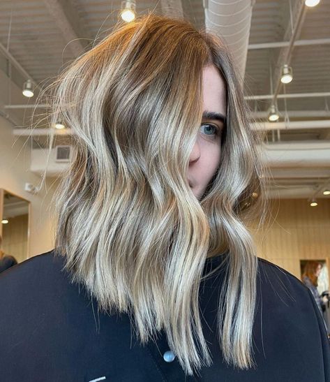 Angled Blunt Cut with Creamy Blonde Highlights What Are Babylights, Baby Lights Hair Blonde, Creamy Blonde Highlights, Baby Lights Hair, Dimensional Blonde Highlights, Traditional Highlights, Soft Hair Color, Babylights Blonde, Angled Hair