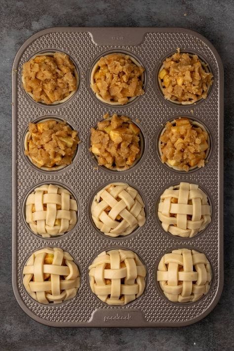 Apple Pie Recipe Mini Desserts, Mini Pie Board, Mini Apple Pies Easy, Juicy Apple Pie, Mini Apple Pie Recipe, Classic Fall Desserts, Fall Dessert Recipes Easy, Apple Pie Filling Recipes, Homemade Pie Crust Recipe