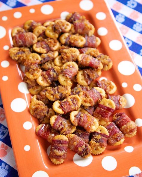 Bacon & Brown Sugar Crackers - SO good! You can't eat just one!! Bacon Cracker, Bacon Bites, Football Friday, Brown Sugar Bacon, Plain Chicken, Tailgate Food, Pumpkin Bread Recipe, Cracker Recipes, Ritz Crackers