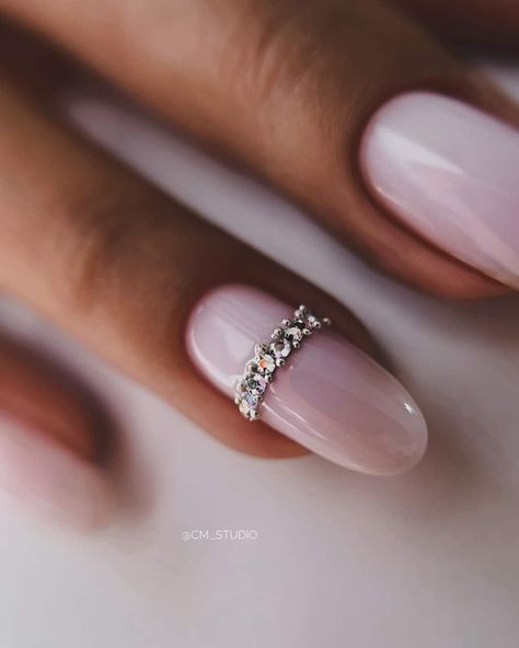 Manicure With Crystals, Diamonds On Nails Ideas, Nail Inspo Diamonds, Nails Strass Design, Diamond Nails Design, Mandel Nails, Pink Nails With Diamonds, Nail Crystal Designs, Halo Nails