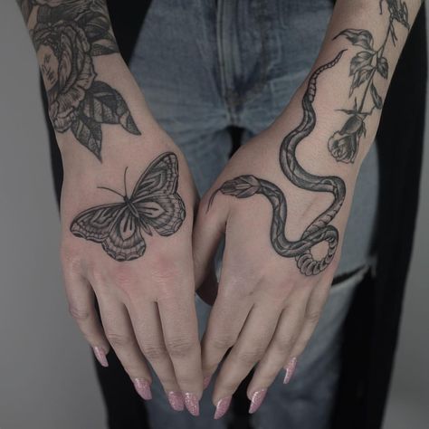 RUBY MAY QUILTER Moth Hand Tattoo, Mariposa Tattoo, Butterfly Hand Tattoo, Hand Tats, Inspiration Tattoo, Tattoos Geometric, Real Tattoo, Aesthetic Tattoo, Snake Tattoo