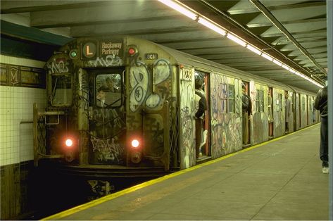 Amazing photos from NYC Subways in the 70's and 80's, how much things have changed. ( what the trains looked like when I was growing up) Ny Subway, Nyc Graffiti, Metro Paris, New York Graffiti, New York Subway, Subway Train, New York Life, Nyc Subway, Ny City