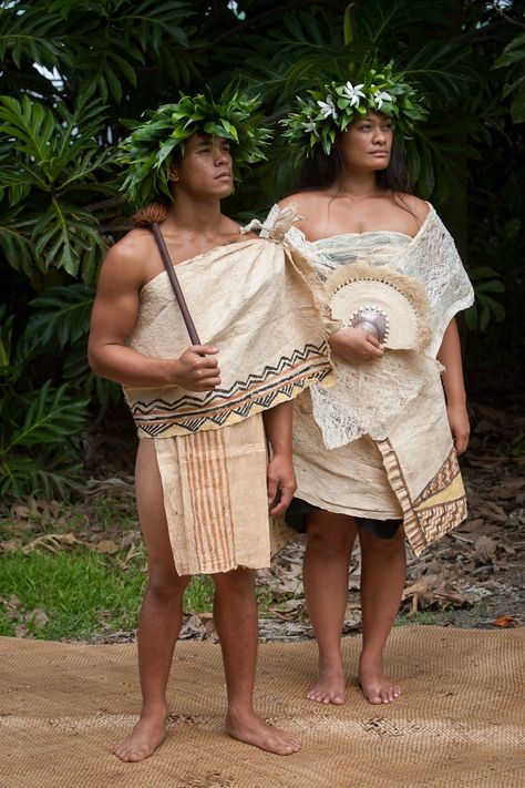 Hawaiian clothing Hawaiian Traditional Clothing, Traditional Hawaiian Clothing, Maori Clothing, Native Outfits, Hawaiian Clothing, Hawaiian Fashion, Fantasy Clothes, Clothing Male, Zelda Botw