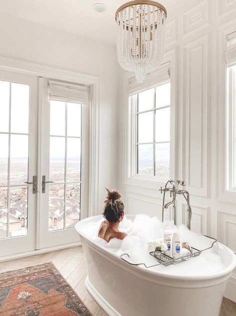 Neutral Bathrooms, Neutral House, Freestanding Bathtubs, Parisian Interior, Standing Bath, Bad Inspiration, Dream Bathrooms, Day Challenge, Free Standing Bath