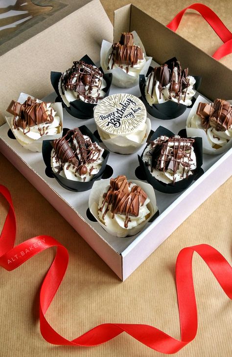 Cute Cupcake Packaging Ideas, Cupcakes With Chocolate Decorations, Decorating Chocolate Cupcakes, Chocolate Cupcake Designs Ideas, Simple Cupcake Designs Decorating Ideas, Chocolate Cupcake Design, Chocolate Cupcakes Aesthetic, Chocolate Cupcake Decorating Ideas, Chocolate Jar Cake