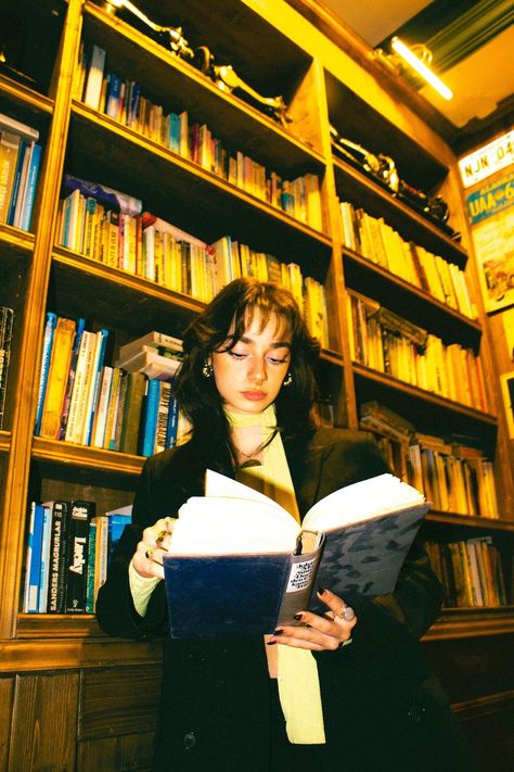 Library Reference Photo, Environmental Portraits Women, Photography Poses In Library, Vintage Music Photography, Environmental Portraits Photography, Public Photoshoot Ideas, Apartment Portrait Photography, Student Portrait Photography, Urban Pictures Photography