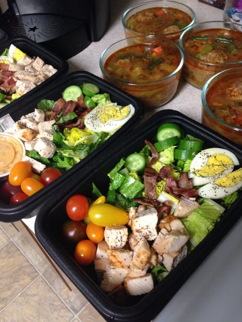 Pre-pack lunches for the week- chicken Cobb salad and abondegas soup. Valencia Diet, Pack Lunches, Chicken Cobb Salad, 2nd Semester, Healthy Lunch Meal Prep, Easy Healthy Meal Prep, Food Pack, Prepped Lunches, Box Lunch