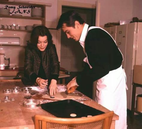 #RomySchneider et #AlainDelon in the kitchen Vintage Couples, Romy Schneider, Jake Paul, Alain Delon, Happy Together, Love Vintage, Pose Reference Photo, Grace Kelly, Old Movies