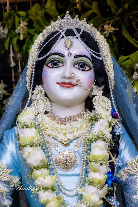 Radharani Pictures, Iskcon Krishna, Shri Radha, Shri Radhe, Radhe Krishna Wallpapers, Cute Home Screen Wallpaper, Krishna Mantra, Shree Radhe, Krishna Book