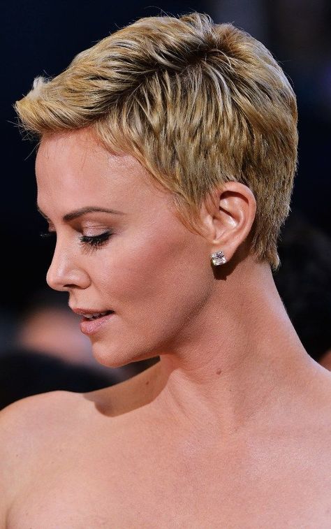 Charlize Theron Charlize Theron Short Hair, Charlize Theron Hair, Short Brunette Hair, Super Short Haircuts, Curly Pixie Hairstyles, Straight Bob Hairstyles, Short Ombre Hair, Super Short Hair, Blonde Pixie Haircut