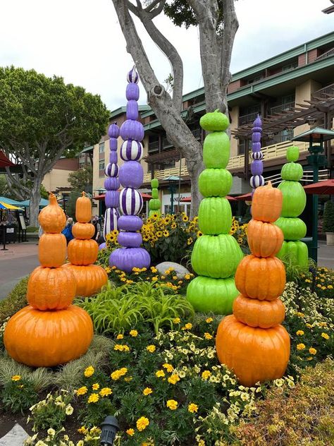 Pumpkin Walk, Pumpkin Run, Walk Ideas, Pumpkin Display, Disneyland Halloween, Halloween Traditions, Feliz Halloween, Holiday Halloween, Scary Halloween Decorations