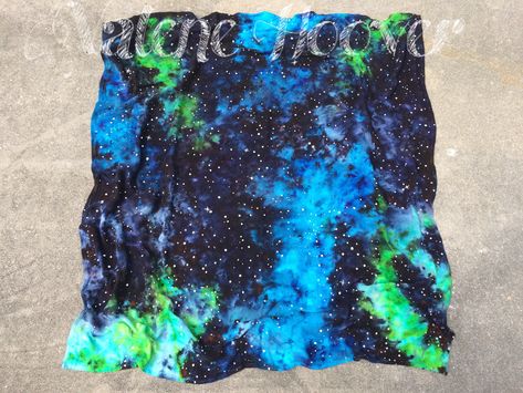 Here’s a step by step tutorial on how to galaxy dye. In order to achieve desired results, do not skip steps. 1. Prep your fabric by washing on hot with a 1/8 teaspoon of Dawn dish soap or Syn… Galaxy Tie Dye, Dye Projects, Tie Dye Tutorial, Diy Tie Dye Techniques, Diy Tie Dye Designs, Bohemian Crafts, Diy Tie Dye Shirts, Ice Tie Dye, Tie Dye Party