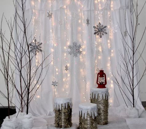 Winter Photo Backdrop Ideas, Winter Wonderland Party Photo Booth Backdrop Ideas, Photo Booth Winter Wonderland, Diy Christmas Background For Photos, Snow Backdrop Diy, Xmas Photo Booth Ideas, Winter Wonderland Photo Booth Diy, Diy Xmas Backdrop, Winter Dance Photo Backdrop