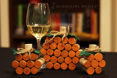 Pumpkin Made Out Of Wine Corks, Pumpkin Wine Cork Crafts, Pumpkin Cork Craft, Wine Cork Ghost, Cork Halloween Crafts, Wine Cork Pumpkins Fall Crafts, Cork Pumpkins Fall Crafts, Halloween Wine Cork Crafts, Crafts With Corks