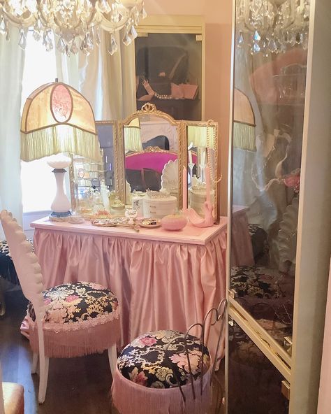 Vintage glam hollywood regency elcectic Old Hollywood Room, 1940s Interior Design, Hollywood Room, 1940s Interior, Tiffany Room, Cute Bathroom Ideas, My Vanity, Beauty Parlour, Vintage Ideas