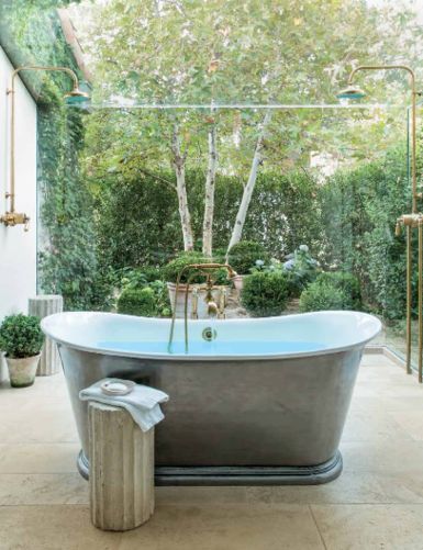 A glass wall and ceiling allow the garden to flow into the master bath | archdigest.com Patina Farm, Beautiful Bathroom Decor, Beautiful Bathtubs, Veranda Magazine, Luxury Bathtub, Spa Like Bathroom, Shower Fixtures, Outdoor Bathrooms, Outdoor Shower