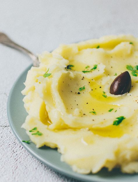 Skordalia Recipe, Eating Raw Garlic, Potato Dip, Greek Sauce, Greek Diet, Healthy Dip, Dip Dip, Greek Potatoes, Fluffy Mashed Potatoes