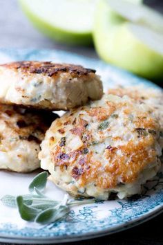 Ground Chicken Recipes Healthy, Home Made Sausage, Turkey Breakfast Sausage, Chicken Apple, Sausage Patties, Turkey Breakfast, Chicken Apple Sausage, Apple Chicken, Food Doodles