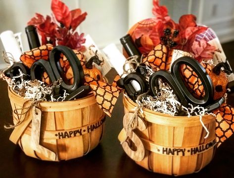 Halloween Raffle Basket Ideas, Boo Basket Ideas, Fall Gift Baskets, Boo Gift, Boo Baskets, Halloween Themed Gifts, Spooky Candy, Halloween Gift Baskets, Raffle Basket