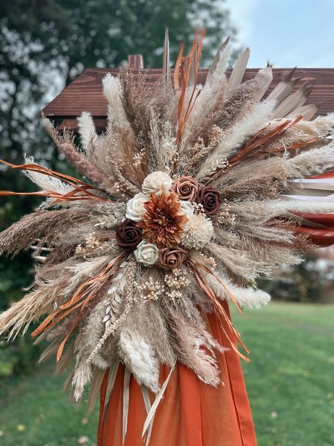 This beautiful collection of dried and artificial florals makes for perfect, long-lasting decor, or a beautiful event design. Every arrangement is made to order so if you don't see exactly what you want, I can create any colors to match your perfect vision. Send a message for custom orders! *This listing offers a 30" arrangement, a 36" arrangement, or an arch SET. *Medium arch set includes two arrangements, a 24" and a 30," great for a triangle arbor. *The large arch set includes two arrangement Boho Pampas Grass Wedding Arch Arrangement, Neutral Floral Decor, Backyard Boho Wedding Ideas, Rustic Flower Arrangements Wedding, Pampas Grass Arch Arrangement, Boho Arch Arrangement, Pampas Grass Centerpiece Wedding Ideas, Western Floral Arrangements, Rustic Boho Wedding Decor