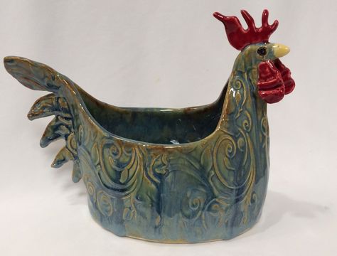 Chicken Pinch Pot, Chicken Ceramic Pottery, Ceramic Chickens Pottery, Chicken Pottery Ideas, Pottery Sculpture Ideas, Clay Chickens, Chicken Pottery, Pottery Chicken, Chicken Ceramic