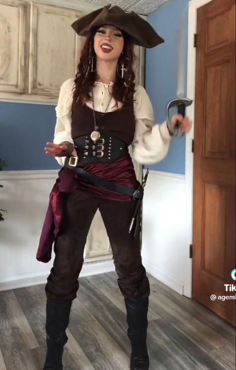 Pirate Outfit Women, Jack Sparrow Costume, Pirate Girl Costume, Kostuum Halloween, Girl Pirates, Pirate Cosplay, Female Pirate Costume, Classy Halloween Costumes, Costume Disney