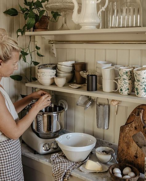 Colorful Cottage Interiors, Cottage Kitchen Shelves, Cottage Core Interior, Pottery Barn Kitchen, Kitchen Pantry Design, Pantry Design, Farmhouse Style Kitchen, English Style, Cottage Kitchen