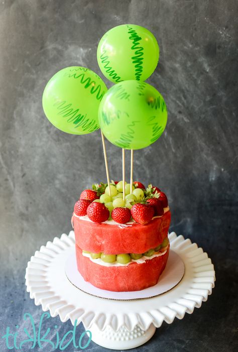 Watermelon Cake Birthday, Birthday Cake Alternatives, Fruit Birthday Cake, Deco Fruit, Fresh Fruit Cake, Cake Light, Fruit Watermelon, Fruit Birthday, Pear Cake