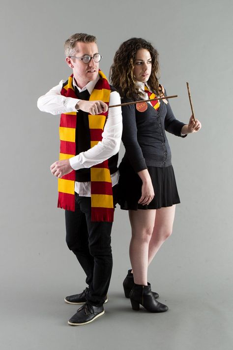 Use this DIY Halloween couples costume tutorial to become wizards Harry Potter + Hermione. Hermione Granger Costume, Diy Halloween Couples, Hermione Costume, Harry Potter Kostüm, Harry Potter Costumes, Diy Fantasia, Harry Potter Couples, Funny Couple Costumes, Cute Couples Costumes