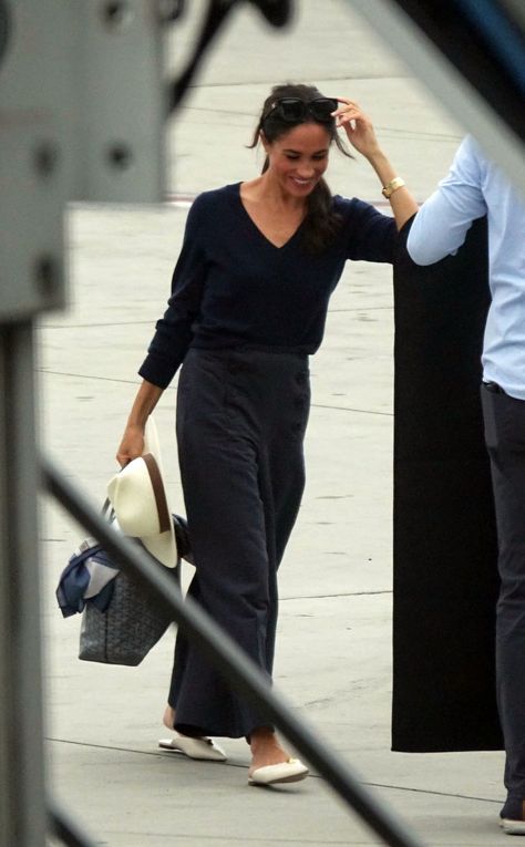 Meghan Casual Style, Meagan Markle Style, Meghan Markle Pics, Meghan Style, Meghan Markel, Megan Markel, Dark Sweater, Boss Dress, Prins Harry