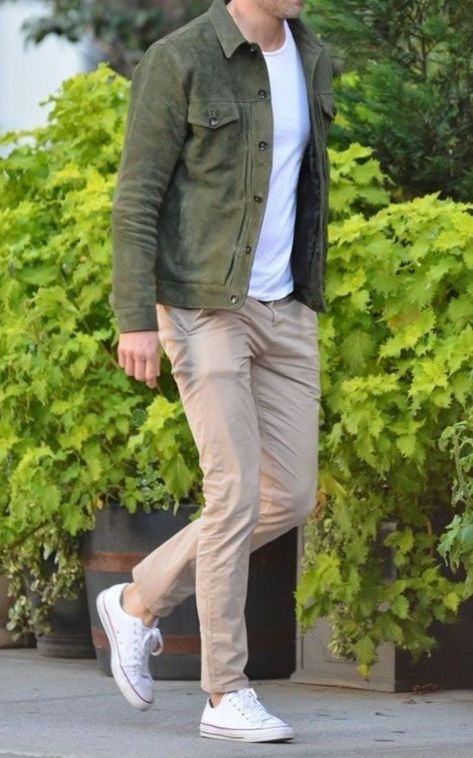 Outfits Cream Pants, Men Autumn Outfit, Olive Green Jacket Outfits, Cream Pants Outfit, Green Pants Outfit, Autumn Outfit Ideas, Guys Fashion Casual, Jean Beige, Dresses For Men