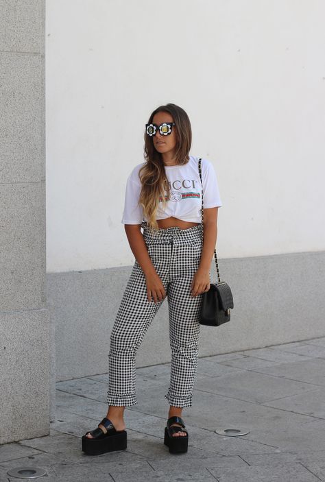 Daisy Sunnies & Gingham Pants. Casual summer outfit. Trendencies Black Platform Outfit, Flatform Sandals Outfit, Black Platform Sandals Outfit, Platform Sandal Outfit, Alt Wardrobe, Platform Outfits, Sandals Outfit Casual, Platform Sandals Outfit, Platform Outfit