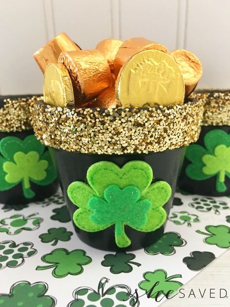 Shamrock Pot of Gold Cheer Decor, Shamrock Craft, Candy Kids, Cupcakes Filled, Ideas Cupcakes, Terra Cotta Pot Crafts Diy, Cupcake Birthday Party, St Patricks Crafts, St Patricks Day Crafts For Kids