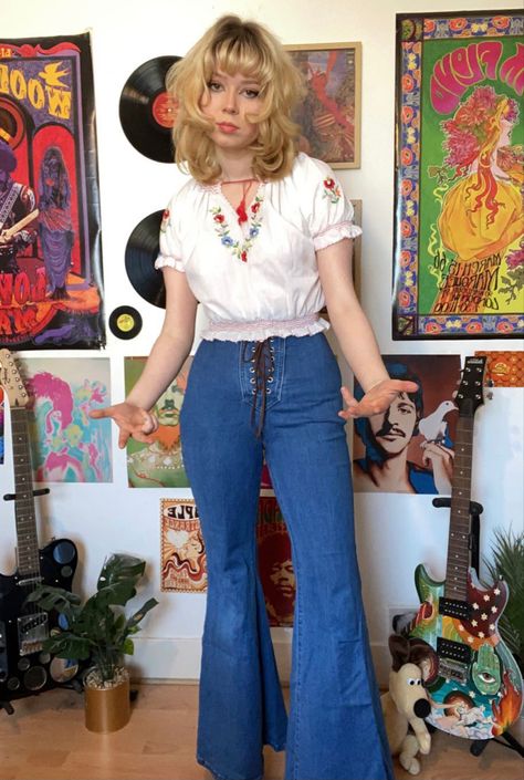 Retro 80s Outfits, 70s Aesthetic Fashion, Flare Jean Outfit, 70s Clothes, Flare Jeans Outfit, Outfit Retro, Outfits 70s, 70s Inspired Fashion, 70s Outfits