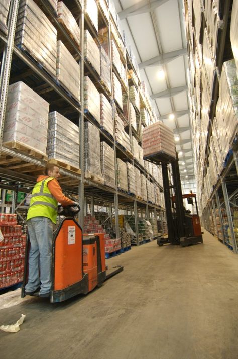 Efficiently Organizing a Warehouse for Easier Management by dexion.com.au Wearhouse Design, Supermarket Layout, Warehouses Architecture, Warehouse Layout, Warehouse Logistics, Atm Cash, Gold House, Hard Ware, Warehouse Design