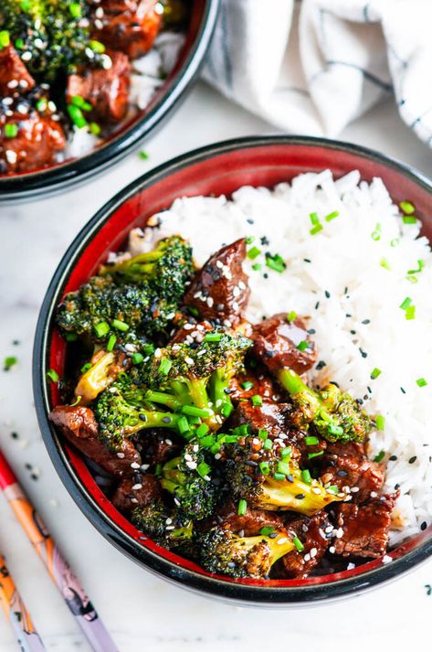 Skillet Beef and Broccoli - Skip the restaurant with this better than take out beef and broccoli recipe thrown together in a skillet in just 25 minutes! From aberdeenskitchen.com #beef #broccoli #skillet #quick #easy #dinner #recipe #chinese #asian #stirfry #dairyfree Vacation Meals For A Crowd, Kringla Cookies, Crumble Recipe Topping, Barbecue Sausage, Million Dollar Chicken Casserole, Bacon Bbq Chicken, Cracker Barrel Meatloaf Recipe, Roux Recipe, Wedding Cake Icing