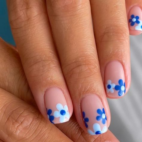 peachi nails on Instagram: "blue daisies 🩵💙 inspo: @nailsbykirsten 💅🏼  @cmp_beautysupplies gel polishes used: 💙immaculate  💙you blue it 💙barely there  nails ~ nail art ~ gel polish ~ mani ~ manicure ~ nail inspo ~ neon nails ~ natural nails ~ beauty ~ fashion ~ cosmetics ~ small business ~ salon ~ summer nails ~ flower nails ~ floral ~ blue ~gel polish" Blue Flower Tip Nails, Small Flower Design Nails, Blue Flower Gel Nails, Blue Flower Square Nails, Clear And Blue Nails, Blue And Yellow Flower Nails, Small Summer Nails, Small Flower Nail Art, Gel Manicure Blue