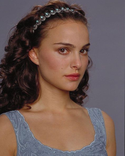 Natalie Portman And Hayden Christensen, Starwars Hairstyles, Star Wars Hairstyles, Natalie Portman Star Wars, Star Wars Hair, Braided Updos, Medieval Hairstyles, Star Wars Padme, Medieval Woman