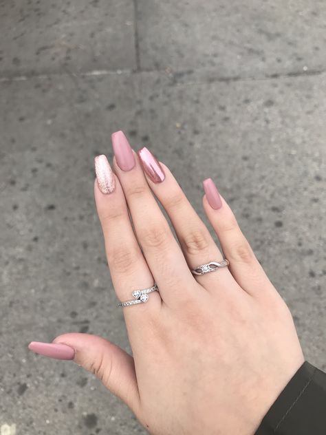 Rose Gold Nails Acrylic, Gold Chrome Nails, Gold Acrylic Nails, Pink Chrome Nails, Pink Glitter Nails, Rose Gold Nails, Classy Acrylic Nails, Rose Nails, Pink Nail