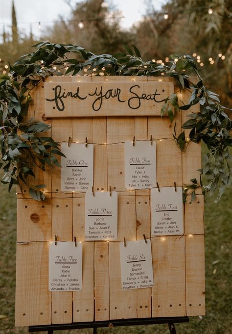 Diy Seating Chart, Wedding Seating Chart Display, Outdoorsy Wedding, Diy Seating, Sign Ideas, Seating Chart Wedding, Wedding In The Woods, Wedding Seating, Seating Chart