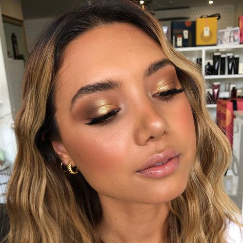 Bridesmaid Makeup Gold Eyeshadow, Gold Bronze Eyeshadow Looks, Golden Eye Makeup Brown Eyes, Brown And Gold Eye Makeup Looks, Gold Winged Eye Makeup, Formal Gold Makeup, Bronzed Gold Makeup Look, Gold Makeup Eyeshadow, Makeup Looks For Golden Dress