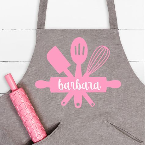 Cricut Svg Files Free, Cricut Christmas Ideas, Funny Aprons, Free Sewing Patterns, Kitchen Sign, Custom Aprons, Personalized Aprons, Handmade Plush, Family Name Signs