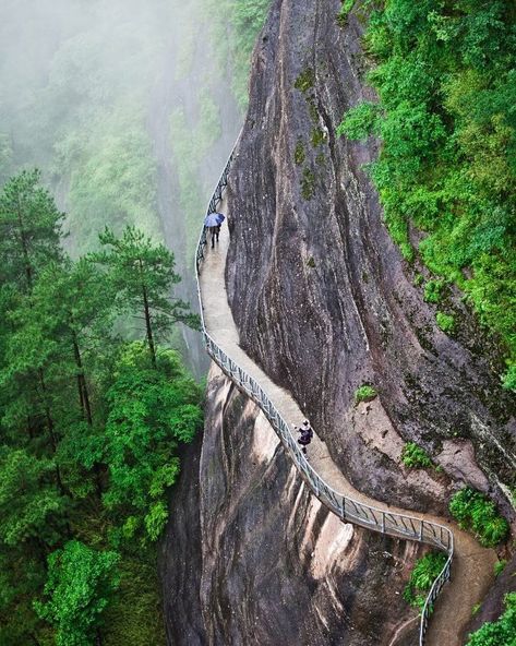 Wanfo Mountain (万佛山), located in Huaihua City of Hunan Province, juts from a sheer cliff-face 600 meters high and spans 40 meters of a 350… Ivory Hills China, The Road Not Taken, Image Nature, Chinese Landscape, Ten Thousand, Beautiful Places Nature, China Travel, Island Resort, Beautiful Places To Visit