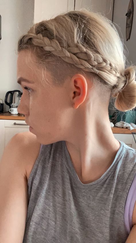 Mini Undercut, Blond Undercut, Girl Undercut, Side Cut Hairstyles, Viking Hairstyles, Undercut Styles, Shaved Side, Tomboy Hairstyles, Shaved Side Hairstyles