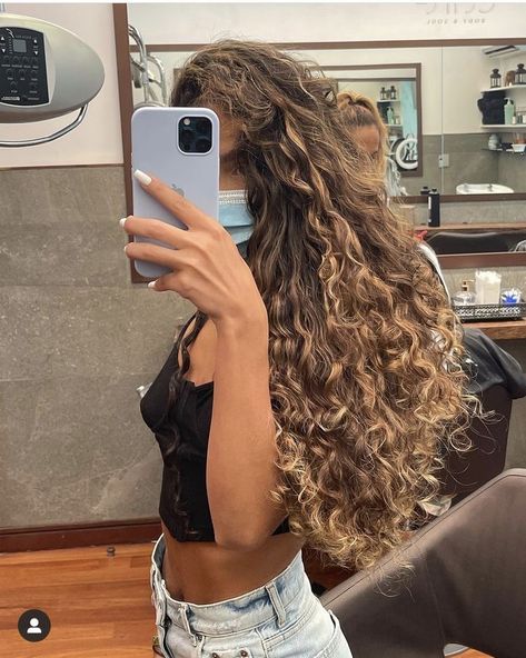 Long Curly Balayage Hair, Highlights Curly, Dyed Curly Hair, Highlights Curly Hair, Beauty Hair Color, Curly Hair Photos, Blonde Curly Hair, Colored Curly Hair, Beautiful Curly Hair